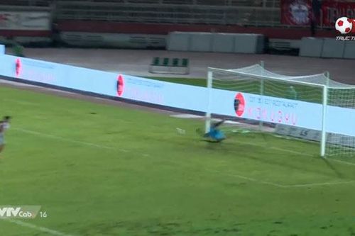 Nguyên Mạnh cản phá 11m xuất thần, Viettel lên đỉnh bảng V-League