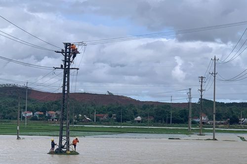 Cơ bản cấp điện trở lại cho khách hàng ảnh hưởng bởi mưa lũ tại miền Trung