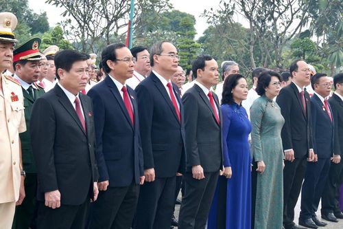 Đoàn đại biểu dự Đại hội đại biểu Đảng bộ TPHCM lần thứ XI dâng hương các Anh hùng Liệt sĩ, tưởng nhớ Chủ tịch Hồ Chí Minh