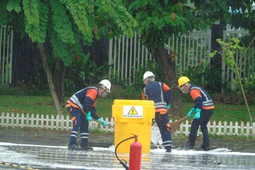 Diễn tập ứng phó sự cố tràn đổ hóa chất trên đường vận chuyển