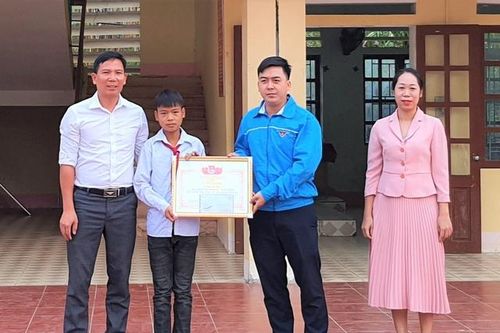 Hà Giang: Khen thưởng học sinh dũng cảm cứu em nhỏ đuối nước