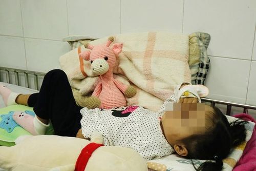 'Chạy đua với tử thần' cứu bé gái mắc tim bẩm sinh