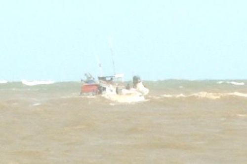 Tàu cá bị chìm trên biển, 4 thuyền viên được cứu