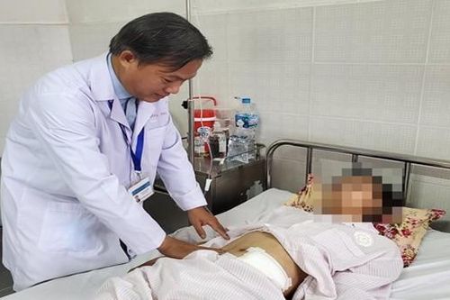 Nam thanh niên sống 25 năm không có hậu môn