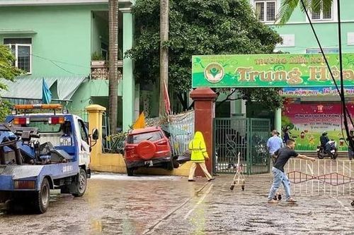 Ô tô mất lái tông đổ hàng rào sắt lao vào trường mầm non ở Hà Nội