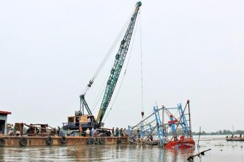 Tìm thấy thi thể 2 cha con vụ chìm tàu ở Quảng Nam