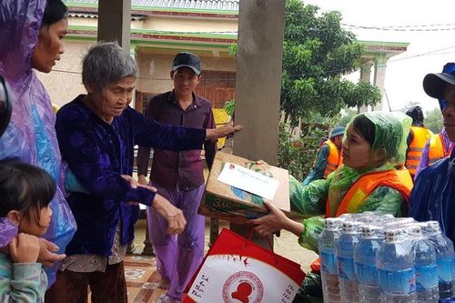Tuổi trẻ cả nước cùng tiếp sức cho người dân miền Trung bị lũ lụt