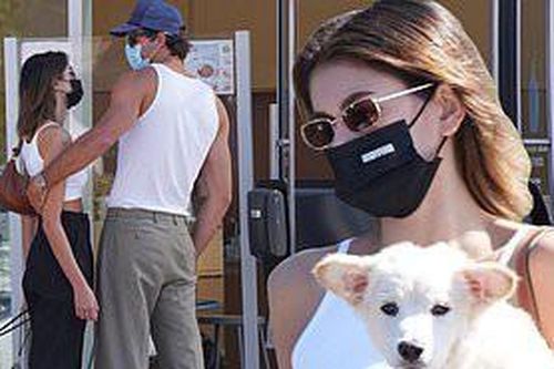 Con gái siêu mẫu của Cindy Crawford tình tứ bạn trai giữa phố