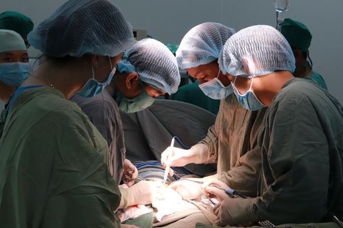 Nam thanh niên sống 25 năm không có hậu môn