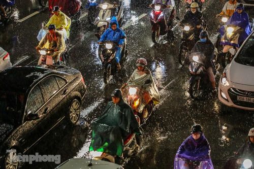 Người dân Thủ đô 'vật vã' về nhà trong cơn mưa tầm tã