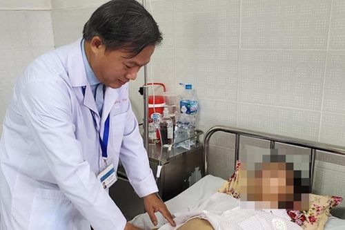 Nam thanh niên sống 25 năm không có hậu môn