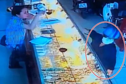 Đeo thử 2 nhẫn vàng rồi bất ngờ lao ra xe tẩu thoát