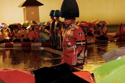 Người Thái Lan dầm mưa tưởng nhớ nhà vua quá cố