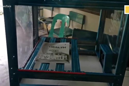 Máy khử trùng sách vở của trường học Philippines thời Covid-19