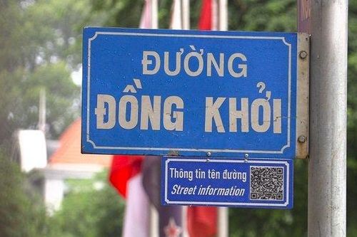TP.HCM: Dân và du khách thích thú quét mã QR trên bảng tên đường