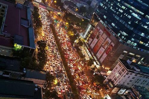Đi lại khó khăn do mưa bão, nhiều tuyến đường Hà Nội thành 'bãi đỗ xe'