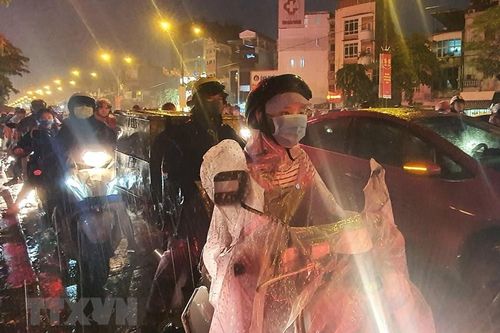 Mưa lớn kéo dài, các tuyến đường ở Hà Nội lại ùn tắc