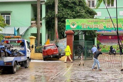 Hà Nội: Ô tô rồ ga lao vào hàng rào cổng trường mầm non