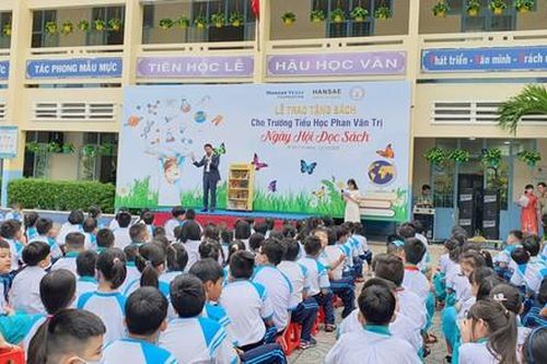 Trao tặng 10.000 cuốn sách cho 100 trường tiểu học tại TPHCM