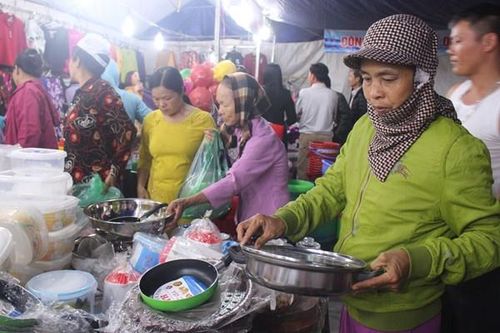 Hàng Việt về nông thôn thu hút đông người mua sắm