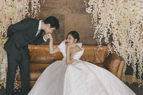 Chúng Huyền Thanh diện váy cúp ngực, khoe vòng 1 gợi cảm trong bộ ảnh kỉ niệm 3 năm ngày cưới
