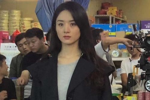 Ekip vội che chắn Triệu Lệ Dĩnh khi cô tỏ vẻ khó chịu vì bị lộ tạo hình