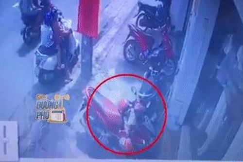 Xuất hiện thêm clip người phụ nữ xúi giục trẻ em trộm đồ trên đường ở TP.HCM