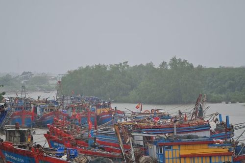 Ngư dân kéo thuyền bè lên bờ tránh bão số 7