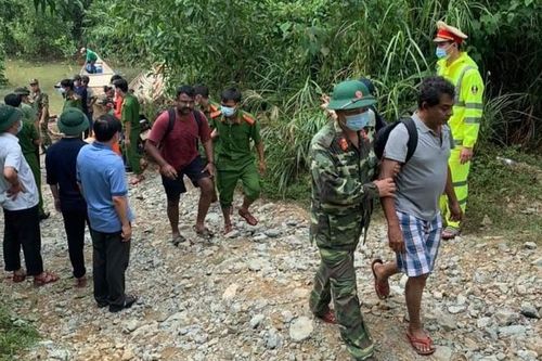 Vụ sạt lở Thủy điện Rào Trăng 3: Cứu được 19 công nhân, đưa thi thể đầu tiên ra ngoài theo đường thủy