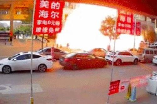 Clip: Khoảnh khắc xe tải chở gas nổ như bom, đỏ rực một góc phố