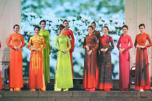 Lộng lẫy 'Sắc hoa' tại Lễ hội Áo dài TPHCM 2020