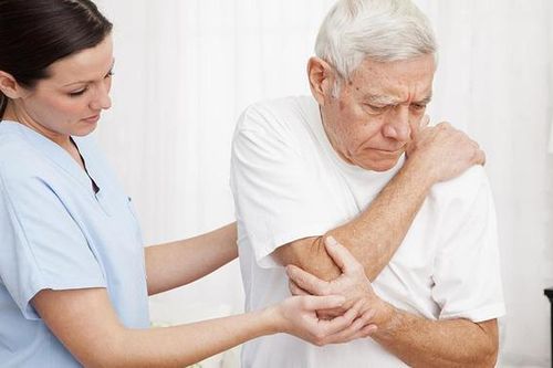 Điểm danh bệnh thường gặp mùa mưa ở người cao tuổi và biện pháp phòng tránh