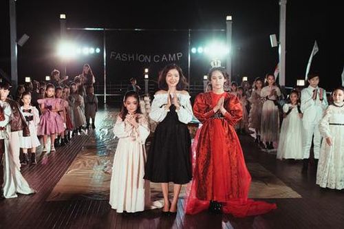 Dàn mẫu nhí catwalk trên du thuyền Vịnh Hạ Long