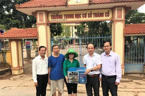 Tặng 13 máy xịt nước cho các trường học vùng bị ngập lụt