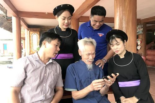 Người dân hướng về Đại hội