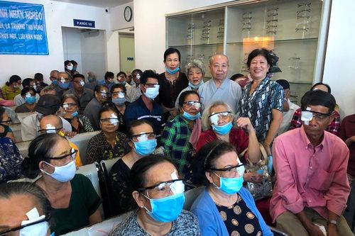 Tặng quà vùng lũ, khám bệnh cho người nghèo