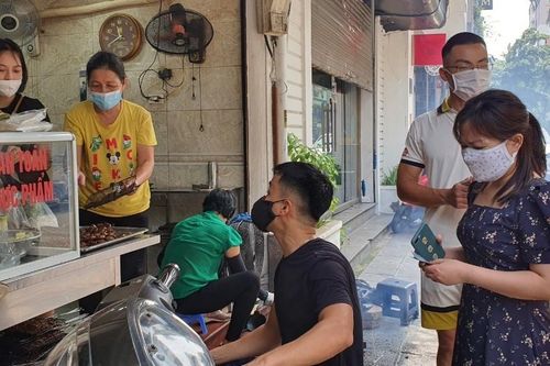 Hà Nội cho phép nhà hàng, cơ sở kinh doanh, xe buýt, taxi hoạt động trở lại