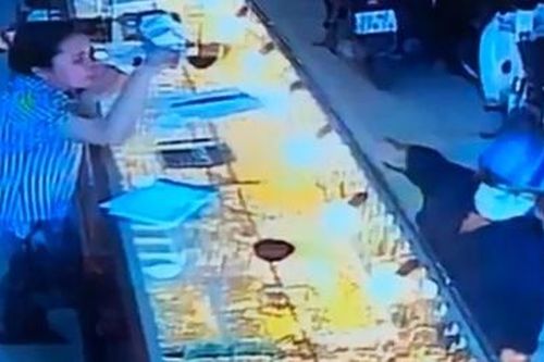 Vờ hỏi mua rồi 'đeo' 2 nhẫn vàng trị giá hơn 100 triệu tẩu thoát