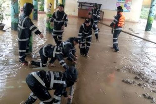 Cảnh sát cơ động dọn dẹp sau lũ giúp học sinh sớm trở lại trường
