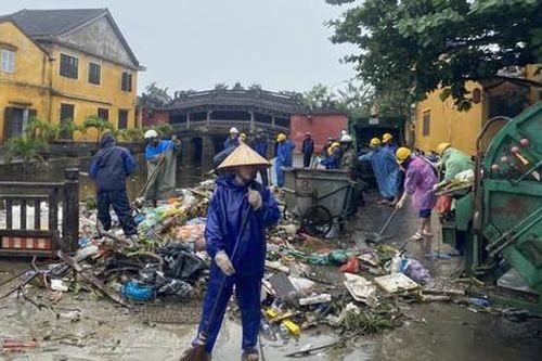 Hội An ngập rác, bùn non sau trận lũ