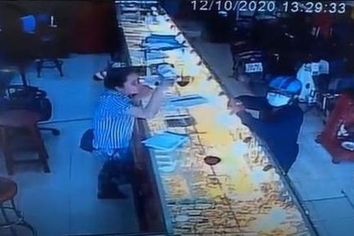 Thanh niên giả khách mua, cướp 2,5 lượng vàng bỏ chạy