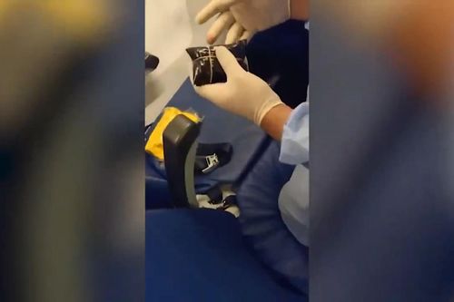 Clip: Bắt giữ hành khách đi máy bay giấu 3kg vàng trong quần tại Ấn Độ