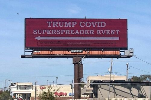 Biển cảnh báo 'sự kiện siêu lây nhiễm' chỉ vào nơi ông Trump vận động tranh cử