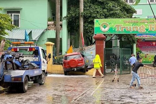 Xe ô tô mất lái lao vào cổng Trường Mầm non Trung Hòa
