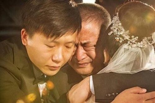Cha rơi nước mắt khi tiễn con gái lấy chồng