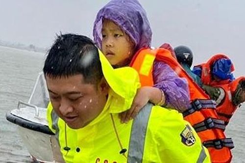 Nguyện làm điểm tựa cho bà con vùng lũ