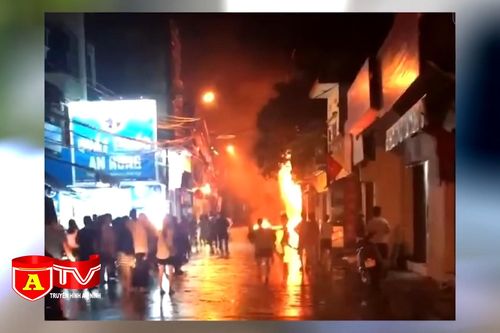 Hà Nội: Cháy lớn tại cửa hàng kinh doanh gas ở Đan Phượng, cảnh sát cứu thoát 5 người mắc kẹt