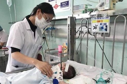 Trẻ nhập viện tăng đột biến
