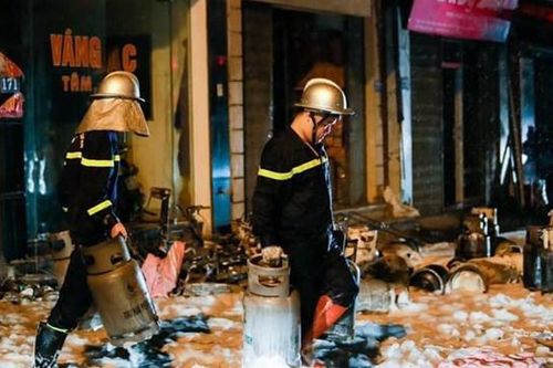 Cháy lớn tại cửa hàng kinh doanh gas ở Đan Phượng, Hà Nội