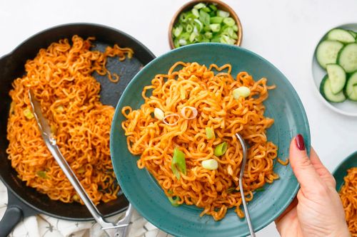 Cách ăn mì tôm không gây hại sức khỏe